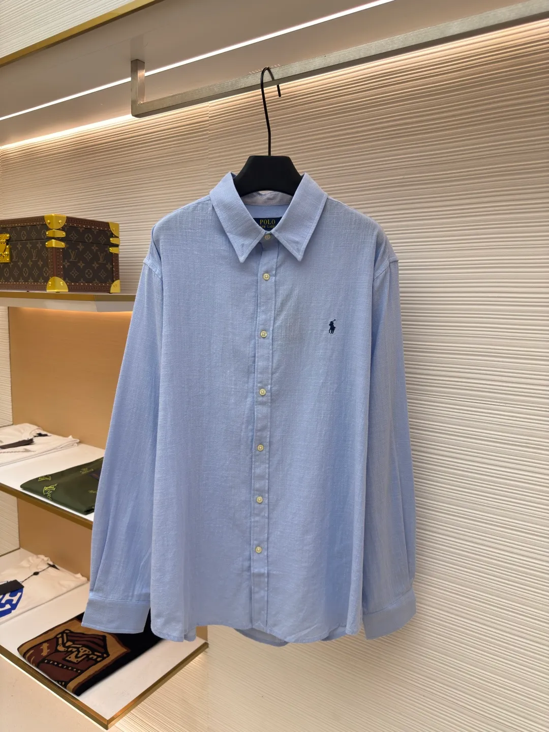 Ralph Lauren embroidered linen shirt ●Original version: Purchased and developed at 1690 ●Item number: 1680731-A75 ●Material: linen fabric ●Technology: embroidery production ●Version: fitted version ●Weight: about 240 grams ●Size: S-M-L-XL ●Description: Selected high-quality linen material with natural texture and breathability, firm and smooth, comfortable and skin-friendly, elegantly presented with a deep ink color The exquisite red pony mark is embellished, like a smart flame in the dark night. The clever design of the outer I-shaped pleated split back shoulder adds a sense of agility and detachment, and contains the soul of fashion in a minimalist shape. Adopt imported machine embroidery technology, use advanced computer control system and precision mechanical components to achieve the iconic pony embroidery operation with high precision and smooth and delicate lines. Adopting side-turning and embedded clamping stitching technology, it is smooth and tidy. The fabrics have been carefully washed and have a better feel and texture. They are not easy to deform, shrink or fade, and maintain long-term beauty. The overall wiring is straight and delicate, the fabric is comfortable and soft, and the color is consistent without color difference. It can be matched with the same style to create a fashionable look and control various occasions. Customized accessories, complete with three standards, same style for men and women!